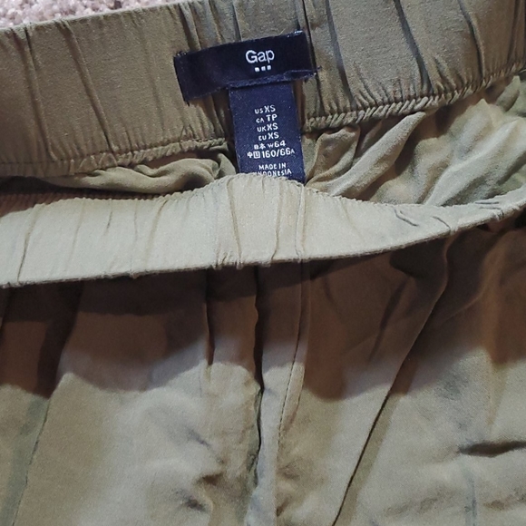 Khaki green Gap stretchy shorts - Picture 2 of 3